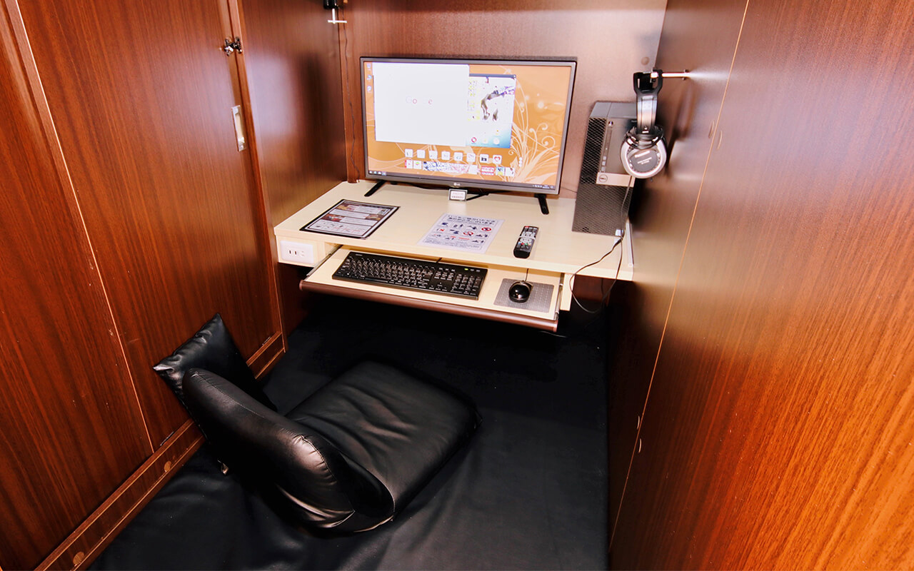 インターネットカフェ フラットシート