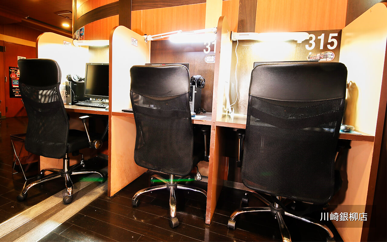 インターネットカフェ フラットシート