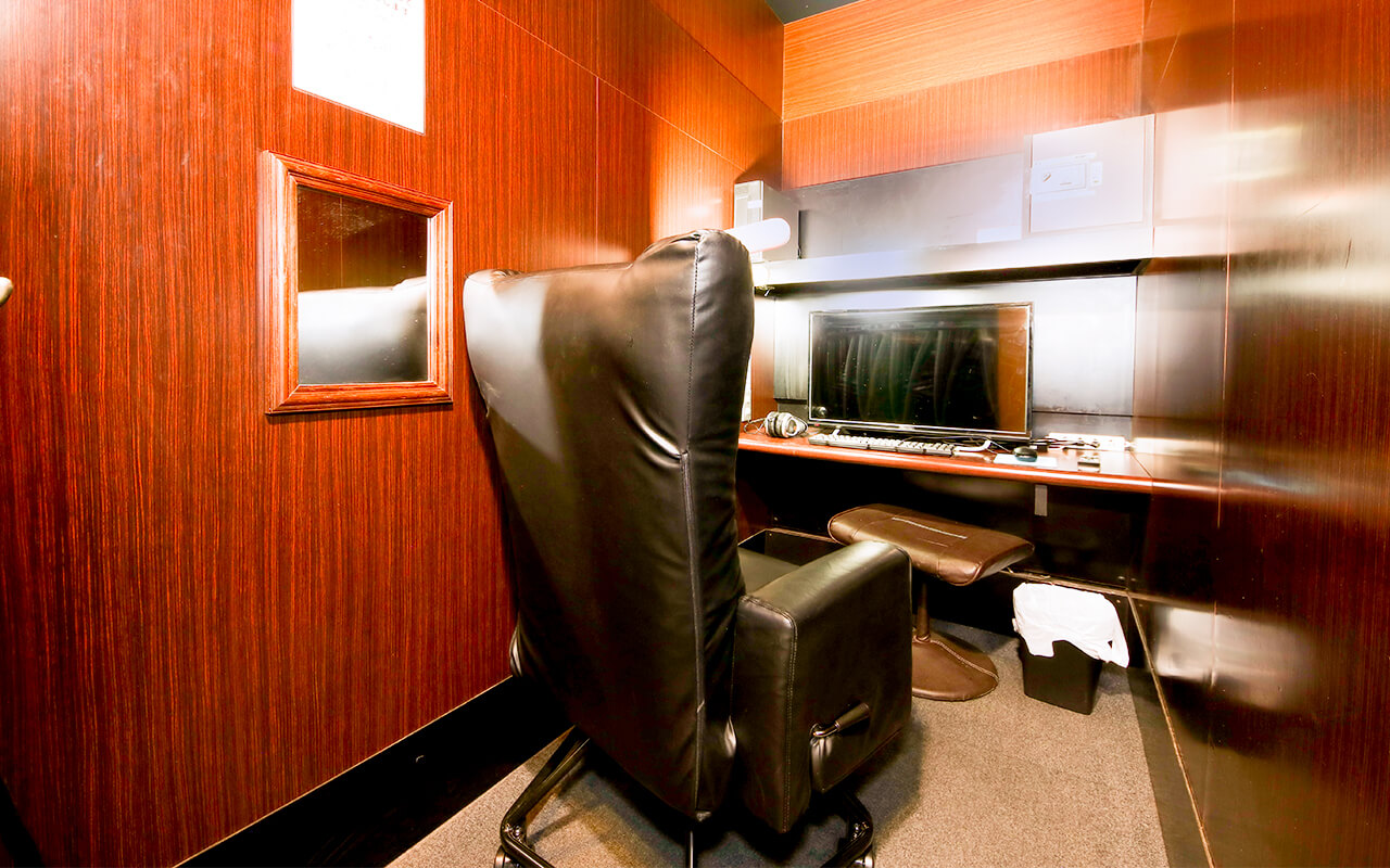 インターネットカフェ　セミ個室ブース席