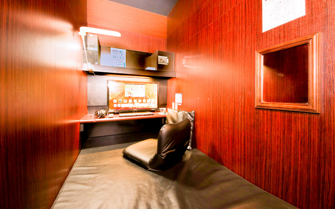 インターネットカフェ　セミ個室ブース席